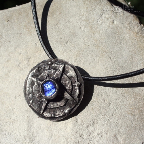 roza-wiatrow-stylizowany-wisior-szklo-dichroiczne-miedziany-okragly-na-rzemyku