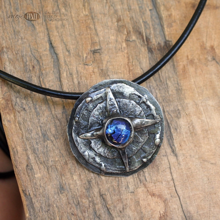 roza-wiatrow-stylizowany-wisior-szklo-dichroiczne-miedziany-okragly-na-rzemyku