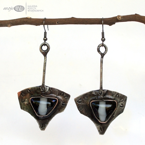 rustykalne-wahadla-kolczyki-wiszace-z-miedzi-szklo-dichroiczne-surowe-proste-dlugie