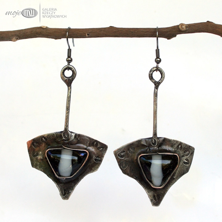 rustykalne-wahadla-kolczyki-wiszace-z-miedzi-szklo-dichroiczne-surowe-proste-dlugie