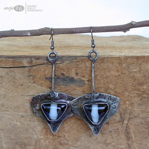 rustykalne-wahadla-kolczyki-wiszace-z-miedzi-szklo-dichroiczne-surowe-proste-dlugie