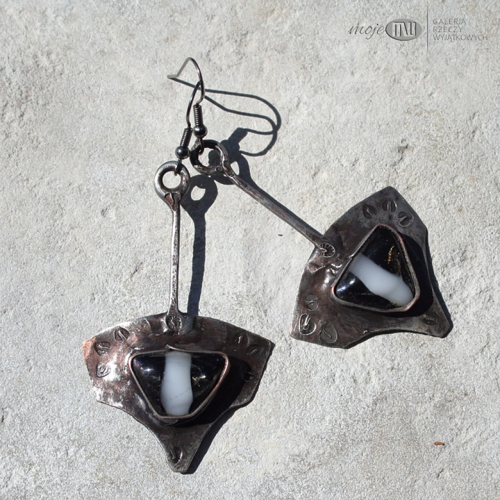 rustykalne-wahadla-kolczyki-wiszace-z-miedzi-szklo-dichroiczne-surowe-proste-dlugie