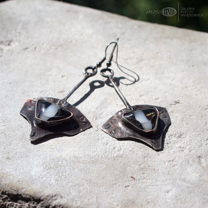 rustykalne-wahadla-kolczyki-wiszace-z-miedzi-szklo-dichroiczne-surowe-proste-dlugie