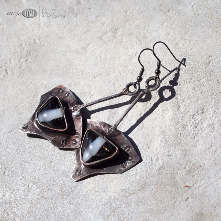 rustykalne-wahadla-kolczyki-wiszace-z-miedzi-szklo-dichroiczne-surowe-proste-dlugie