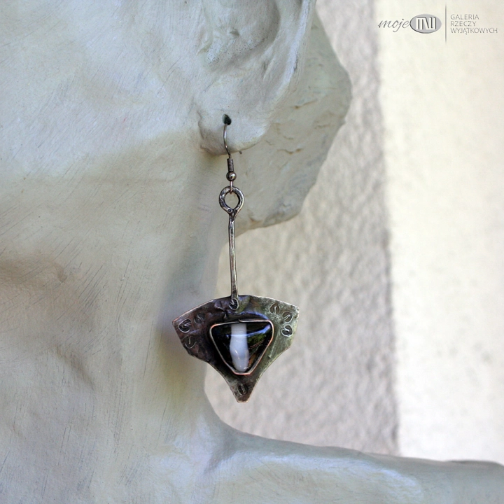 rustykalne-wahadla-kolczyki-wiszace-z-miedzi-szklo-dichroiczne-surowe-proste-dlugie
