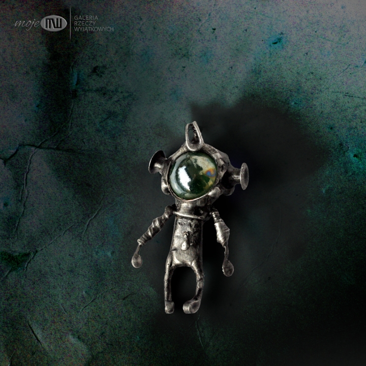 zielonoglowy-astronauta-smieszna-figurka-kosmonauta-miedz-szklana-kulka-glowa-wisior
