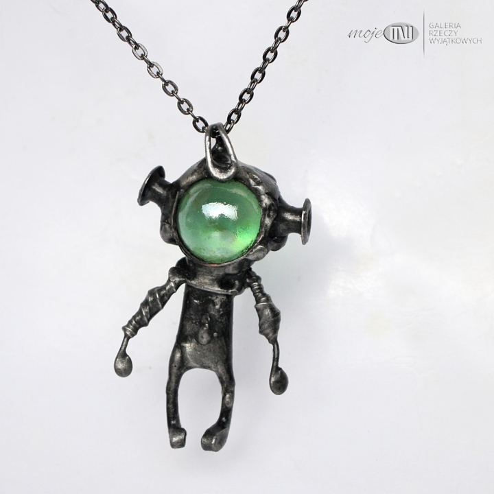 zielonoglowy-astronauta-smieszna-figurka-kosmonauta-miedz-szklana-kulka-glowa-wisior