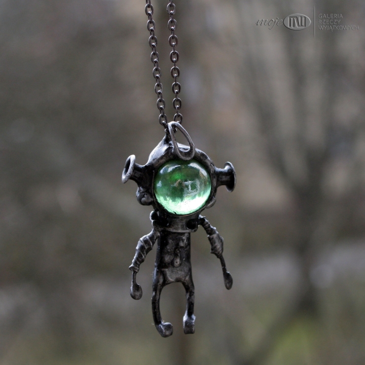 zielonoglowy-astronauta-smieszna-figurka-kosmonauta-miedz-szklana-kulka-glowa-wisior