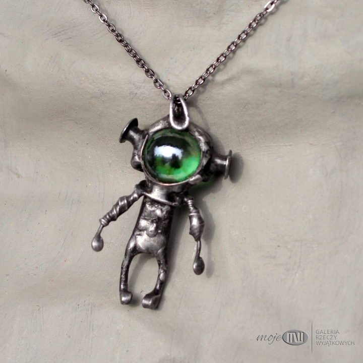 zielonoglowy-astronauta-smieszna-figurka-kosmonauta-miedz-szklana-kulka-glowa-wisior