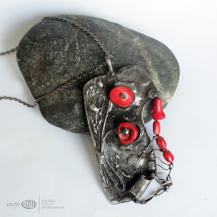 rozwiany-koral-wisior-prostokat-miedziany-z-koralem-czerwony-koral-stylizowane-kwiaty-maki-rustykalny