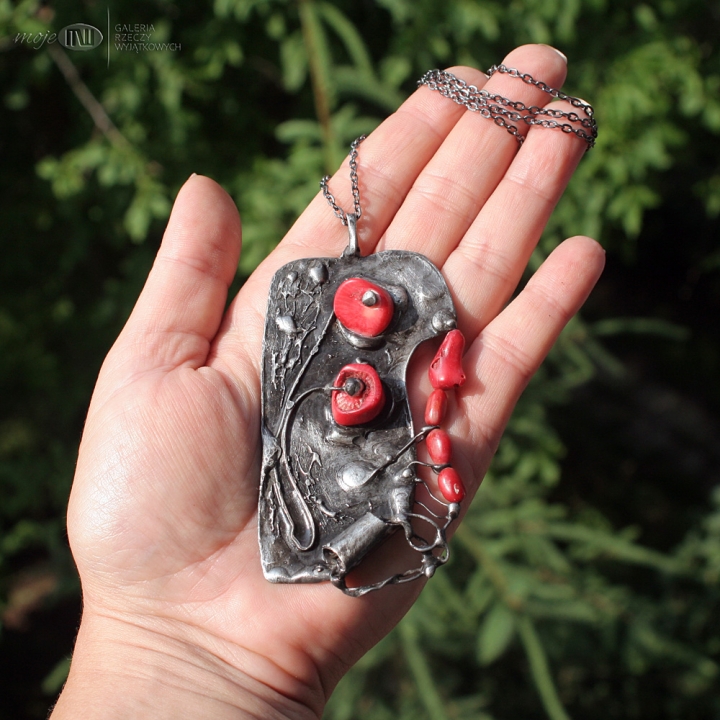 rozwiany-koral-wisior-prostokat-miedziany-z-koralem-czerwony-koral-stylizowane-kwiaty-maki-rustykalny