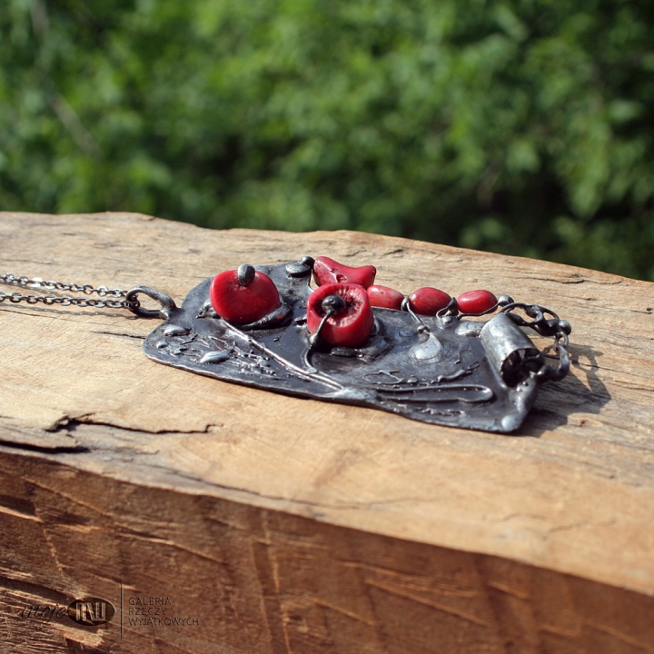 rozwiany-koral-wisior-prostokat-miedziany-z-koralem-czerwony-koral-stylizowane-kwiaty-maki-rustykalny