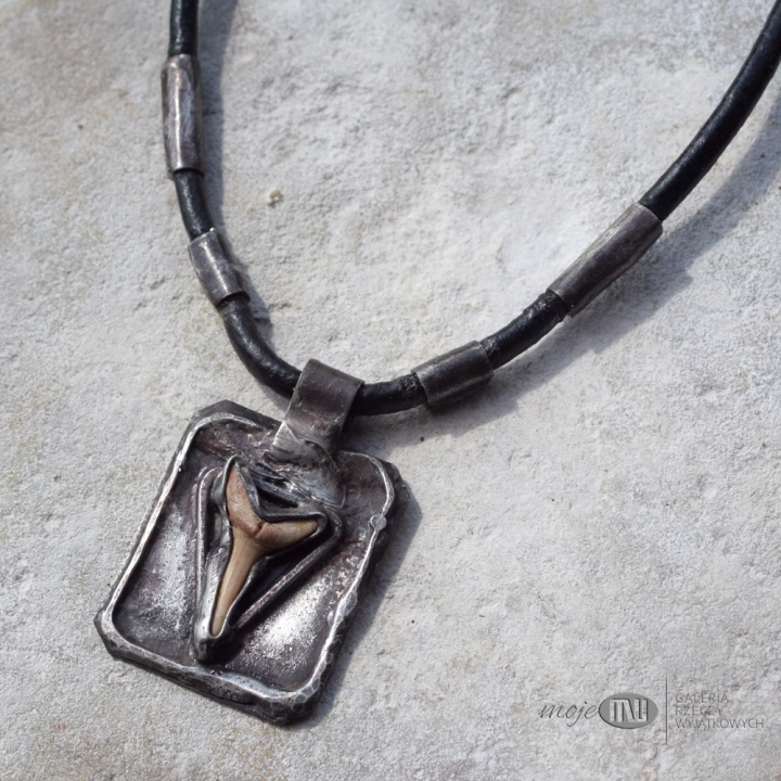 zab-rekina-wisior-meski-rzemien-amulet