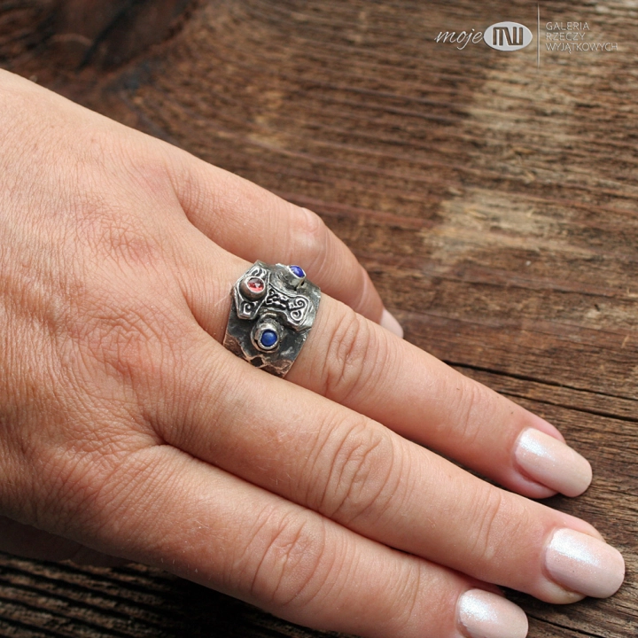mlot-Thora-na-palec-meski-sygnet-obraczka-srebro-granat-lapis-lazuli-kamienie-ozdobny-personalizowany-znaki-runiczne-runy-bizuteria-dla-mezczyzny