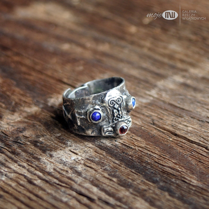 mlot-Thora-na-palec-meski-sygnet-obraczka-srebro-granat-lapis-lazuli-kamienie-ozdobny-personalizowany-znaki-runiczne-runy-bizuteria-dla-mezczyzny