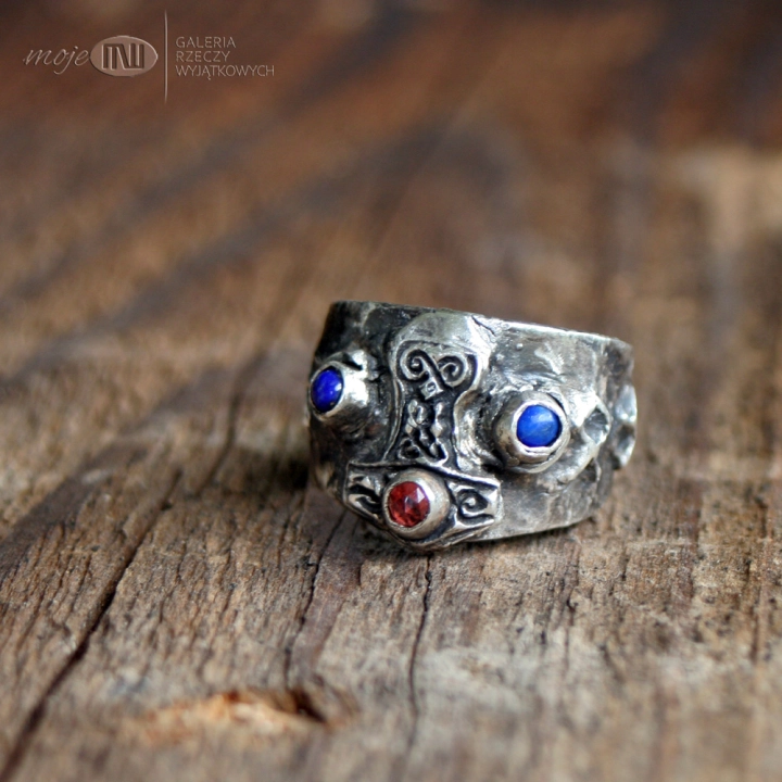 mlot-Thora-na-palec-meski-sygnet-obraczka-srebro-granat-lapis-lazuli-kamienie-ozdobny-personalizowany-znaki-runiczne-runy-bizuteria-dla-mezczyzny