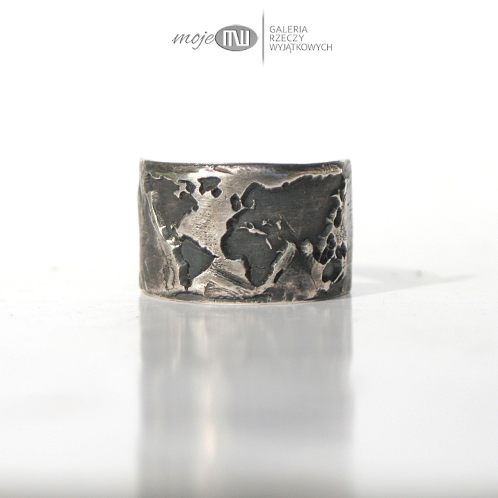 swiat-na-palcu-nieregularna-srebrna-obraczka-z-mapa-swiata-duzy-rozmiar-meska-bizuteria-srebro