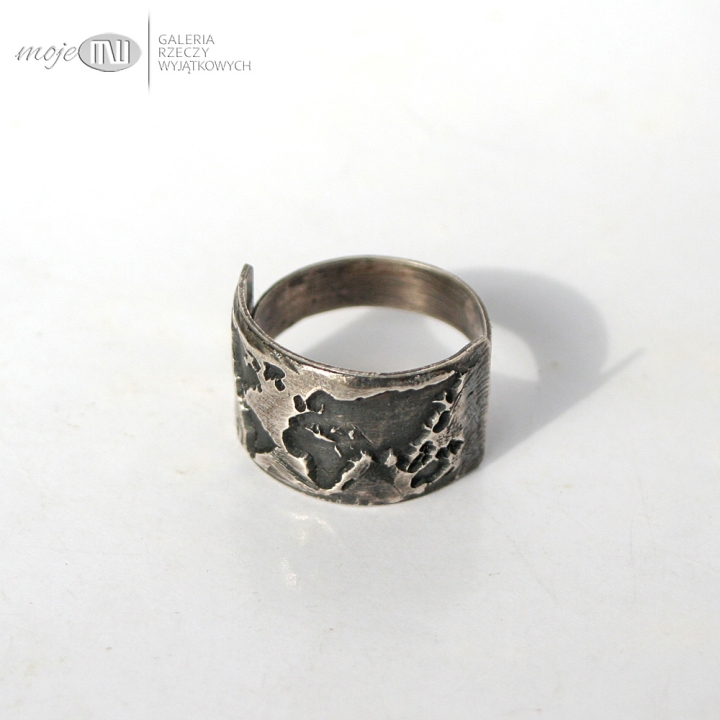 swiat-na-palcu-nieregularna-srebrna-obraczka-z-mapa-swiata-duzy-rozmiar-meska-bizuteria-srebro