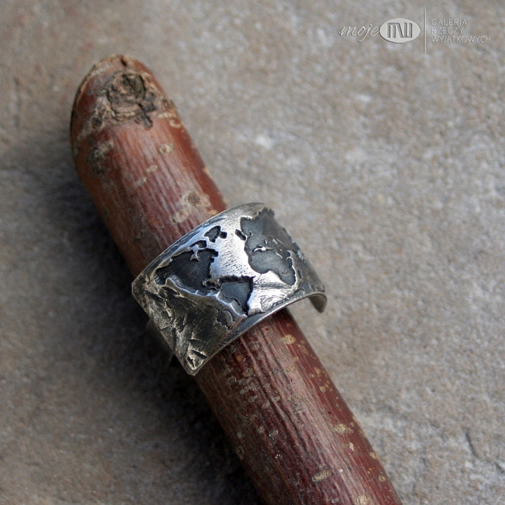 swiat-na-palcu-nieregularna-srebrna-obraczka-z-mapa-swiata-duzy-rozmiar-meska-bizuteria-srebro