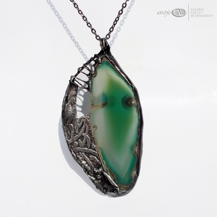 agat-szmaragdowo-rustykalny-wisior-z-plastra-agatu-oprawiony-w-miedz-pokryta-cyna-rustykalny