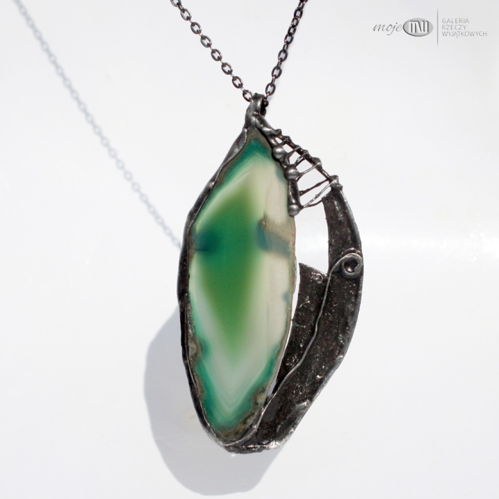 agat-szmaragdowo-rustykalny-wisior-z-plastra-agatu-oprawiony-w-miedz-pokryta-cyna-rustykalny