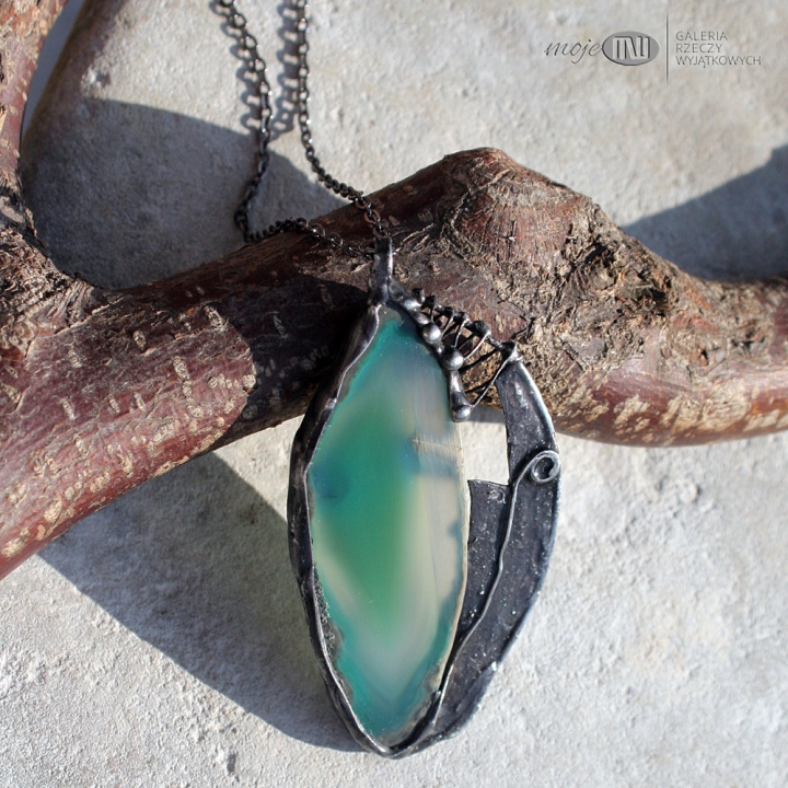 agat-szmaragdowo-rustykalny-wisior-z-plastra-agatu-oprawiony-w-miedz-pokryta-cyna-rustykalny