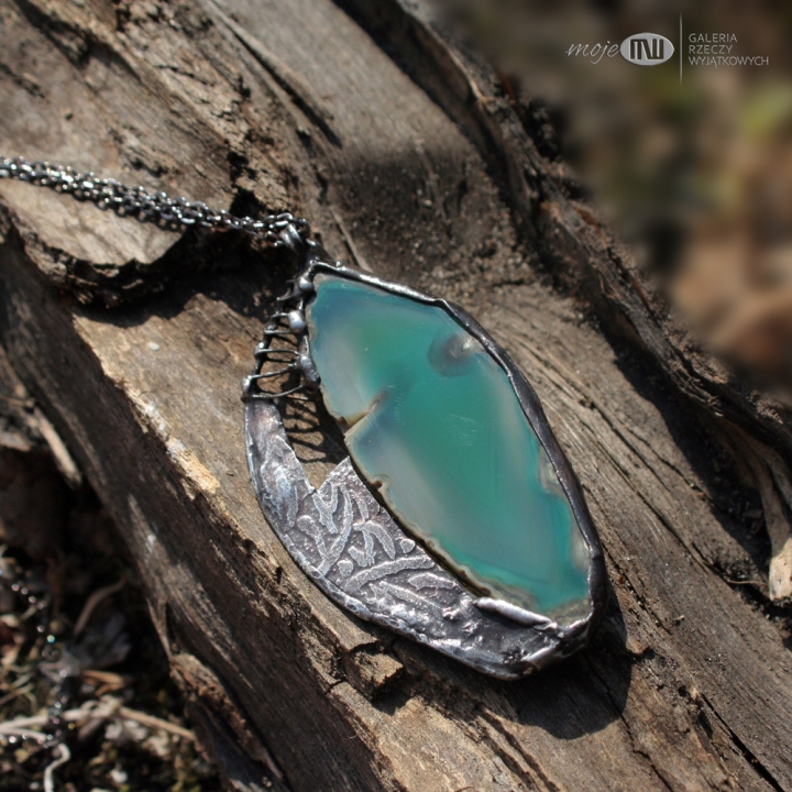 agat-szmaragdowo-rustykalny-wisior-z-plastra-agatu-oprawiony-w-miedz-pokryta-cyna-rustykalny