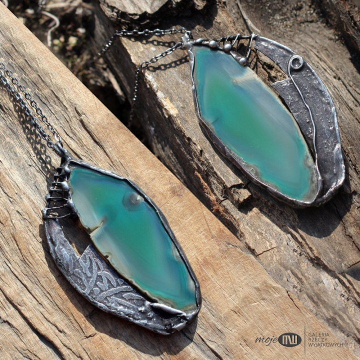 agat-szmaragdowo-rustykalny-wisior-z-plastra-agatu-oprawiony-w-miedz-pokryta-cyna-rustykalny