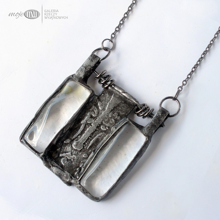 podwojne-odbicie-z-twarza-wisior-twarz-szklo-metal-kwadratowy-rustykalny