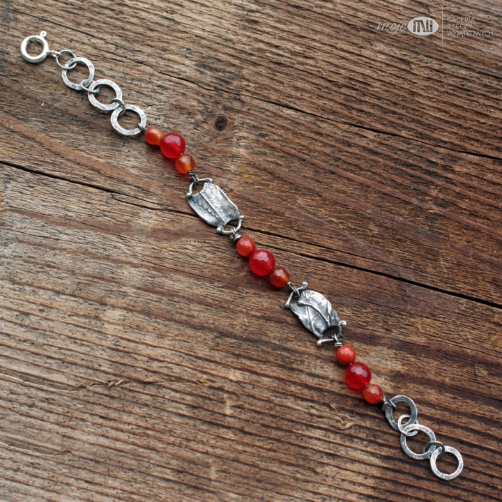 w-trawie-z-jaspisami-i-agatem-srebrna-bransoletka-na-reke-srebro-roslinki-pomaranczowe-kamienie-prezent