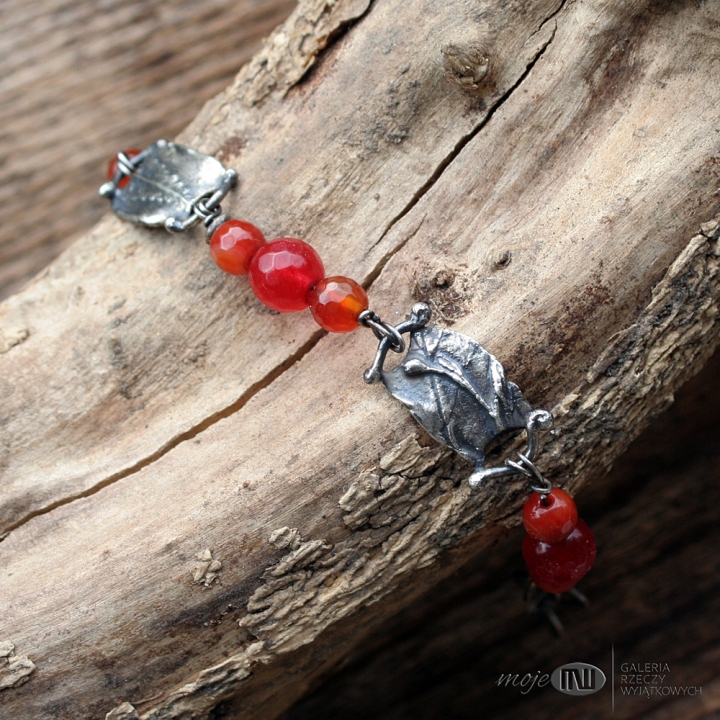 w-trawie-z-jaspisami-i-agatem-srebrna-bransoletka-na-reke-srebro-roslinki-pomaranczowe-kamienie-prezent