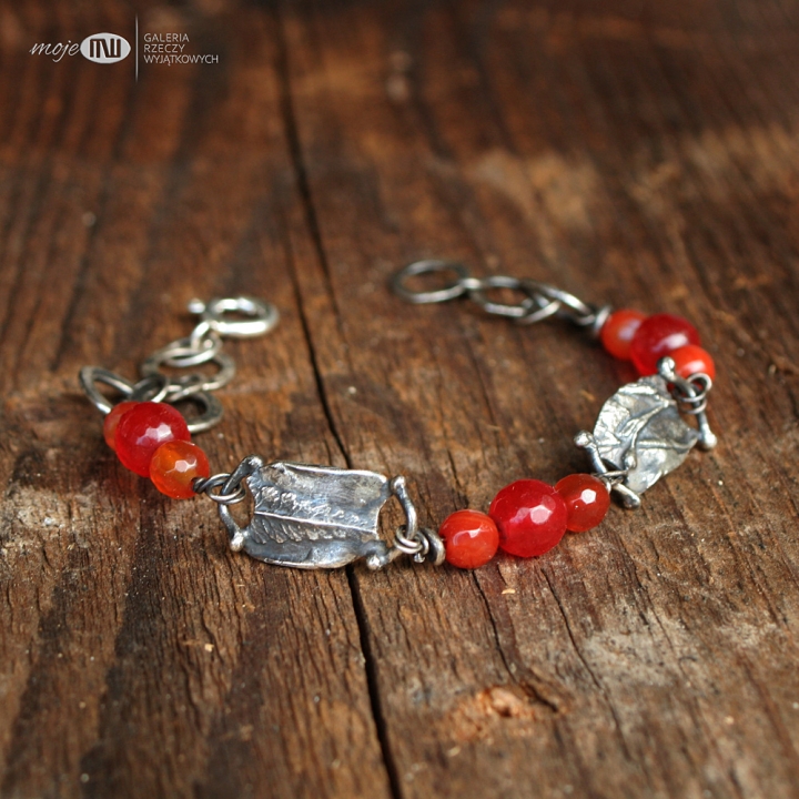 w-trawie-z-jaspisami-i-agatem-srebrna-bransoletka-na-reke-srebro-roslinki-pomaranczowe-kamienie-prezent