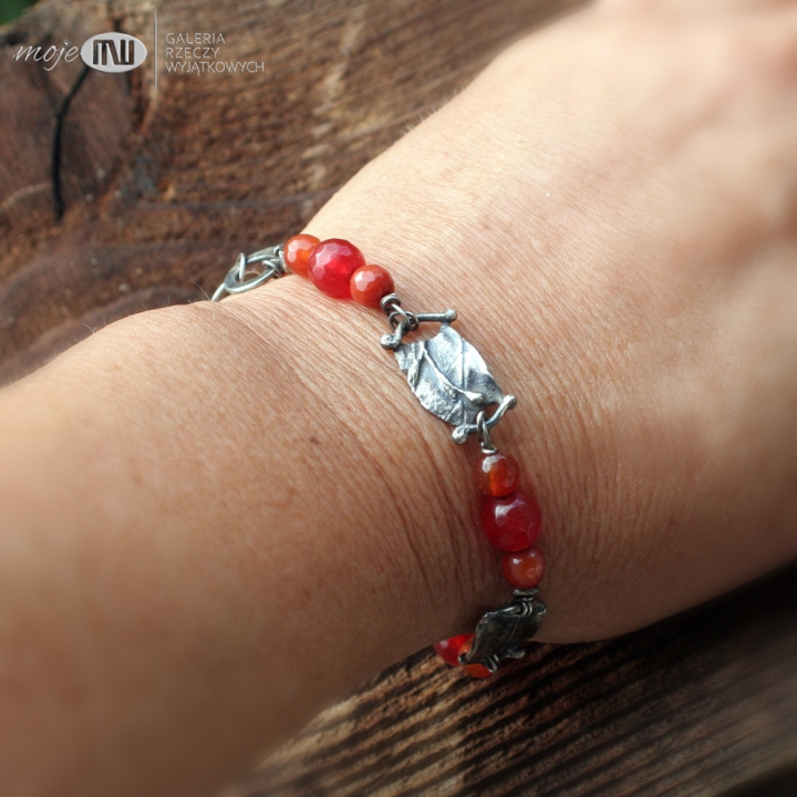 w-trawie-z-jaspisami-i-agatem-srebrna-bransoletka-na-reke-srebro-roslinki-pomaranczowe-kamienie-prezent