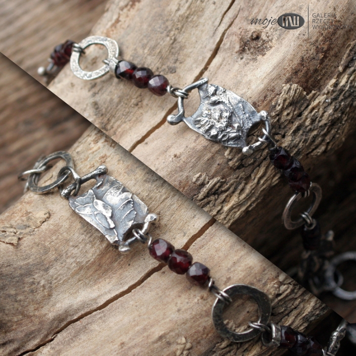 w-trawie-z-granatami-srebrna-bransoletka-na-reke-srebro-roslinki-granaty-kamienie-prezent