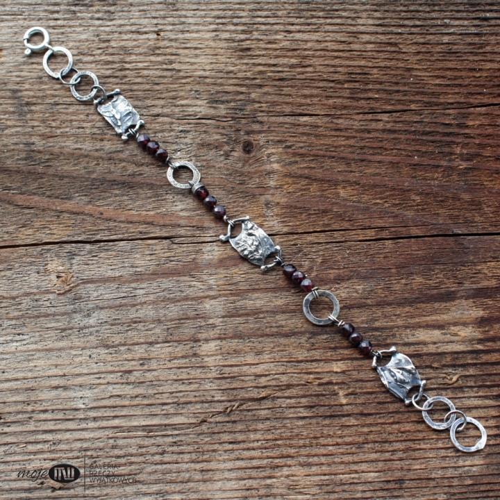 w-trawie-z-granatami-srebrna-bransoletka-na-reke-srebro-roslinki-granaty-kamienie-prezent