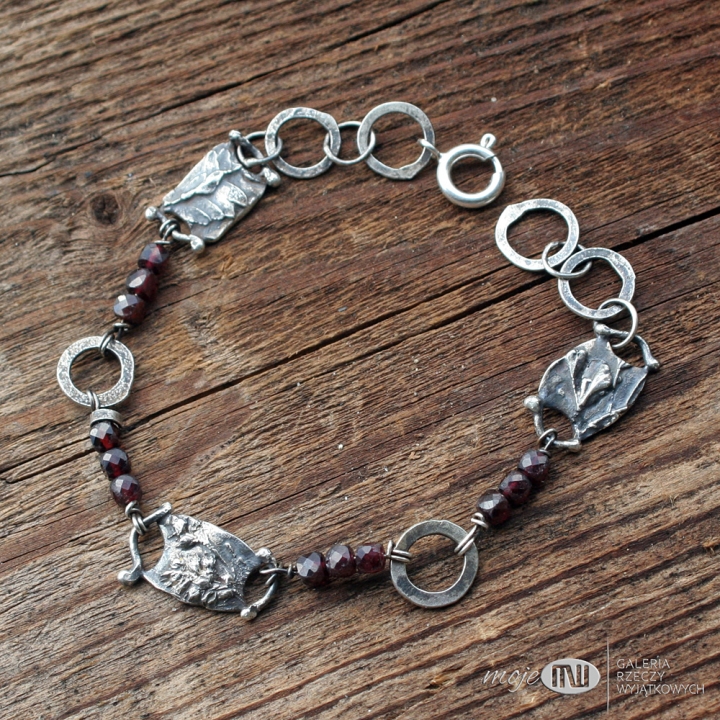 w-trawie-z-granatami-srebrna-bransoletka-na-reke-srebro-roslinki-granaty-kamienie-prezent