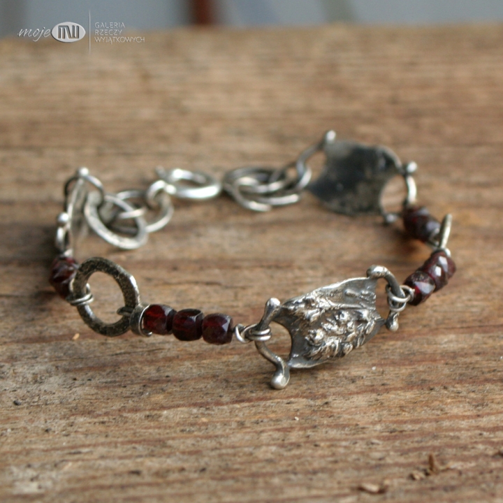 w-trawie-z-granatami-srebrna-bransoletka-na-reke-srebro-roslinki-granaty-kamienie-prezent