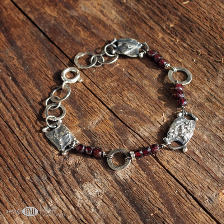 w-trawie-z-granatami-srebrna-bransoletka-na-reke-srebro-roslinki-granaty-kamienie-prezent