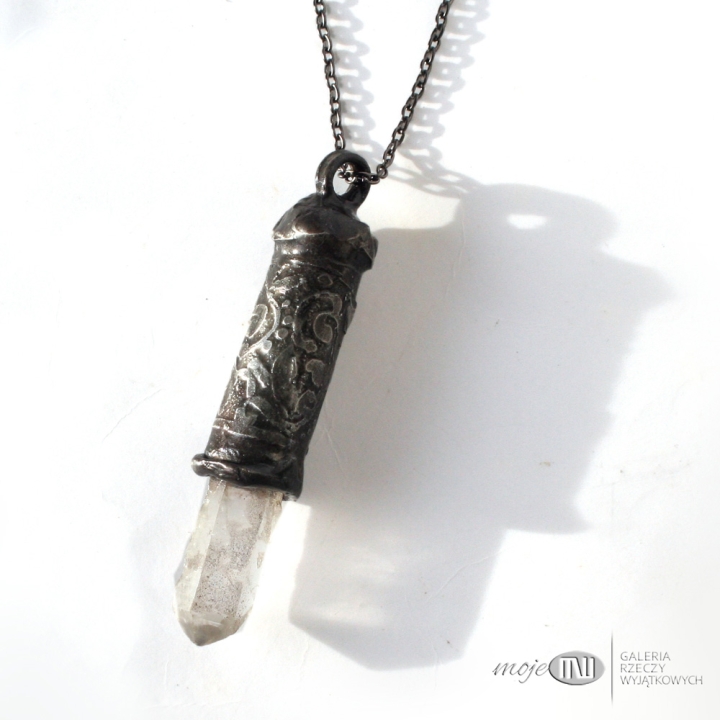 boski-palec-Bendis-wisior-krysztak-gorski-miedz-pokryta-cyna-rustykalny-surowy-kamien