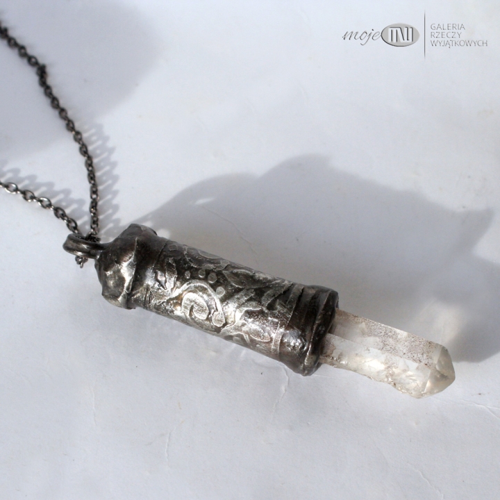 boski-palec-Bendis-wisior-krysztak-gorski-miedz-pokryta-cyna-rustykalny-surowy-kamien