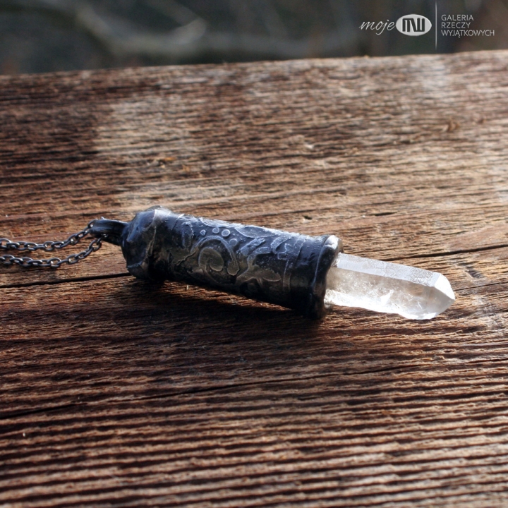 boski-palec-Bendis-wisior-krysztak-gorski-miedz-pokryta-cyna-rustykalny-surowy-kamien