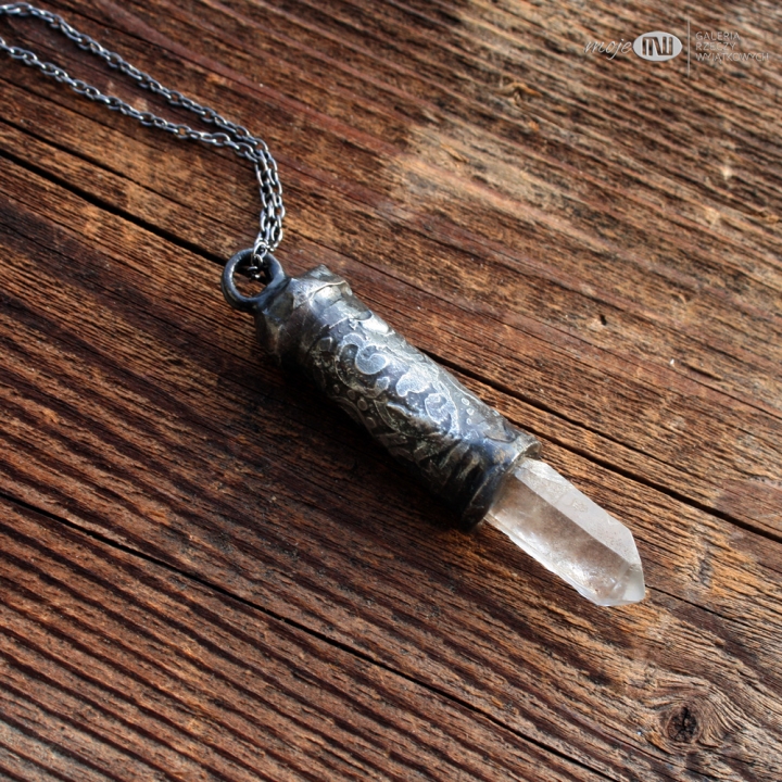 boski-palec-Bendis-wisior-krysztak-gorski-miedz-pokryta-cyna-rustykalny-surowy-kamien