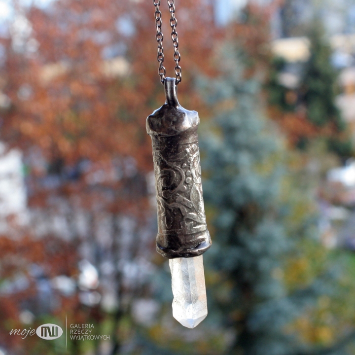 boski-palec-Bendis-wisior-krysztak-gorski-miedz-pokryta-cyna-rustykalny-surowy-kamien