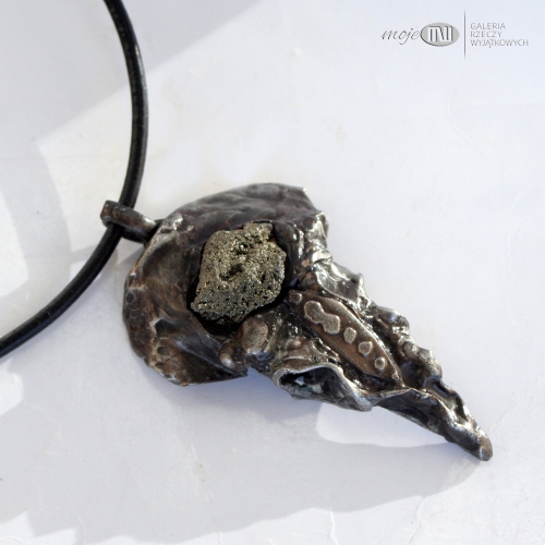 Bruxas-wisior-miedziany-gotycka-bizuteria-gothic-ptak-czaszka-ptaka-piryt-recznie-robione-handmade-bizuteria-autorska-poganska-rustykalny-surowy