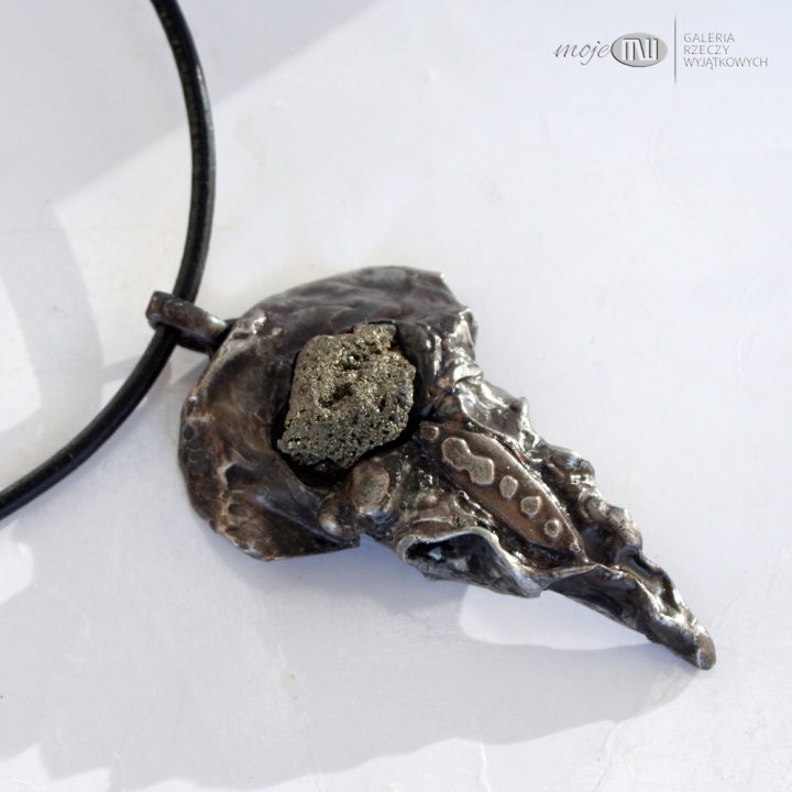 Bruxas-wisior-miedziany-gotycka-bizuteria-gothic-ptak-czaszka-ptaka-piryt-recznie-robione-handmade-bizuteria-autorska-poganska-rustykalny-surowy