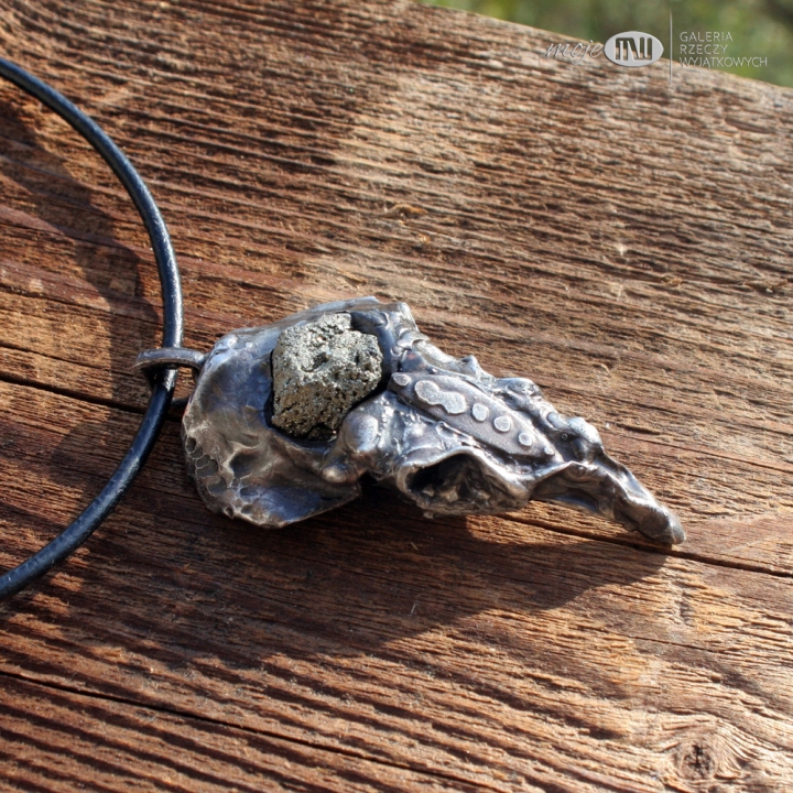 Bruxas-wisior-miedziany-gotycka-bizuteria-gothic-ptak-czaszka-ptaka-piryt-recznie-robione-handmade-bizuteria-autorska-poganska-rustykalny-surowy