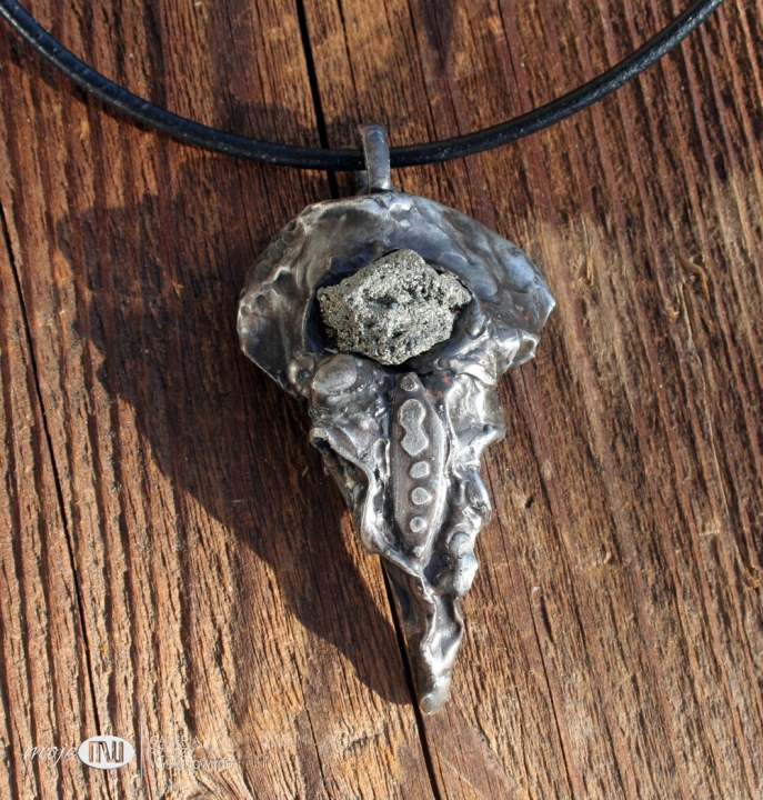 Bruxas-wisior-miedziany-gotycka-bizuteria-gothic-ptak-czaszka-ptaka-piryt-recznie-robione-handmade-bizuteria-autorska-poganska-rustykalny-surowy