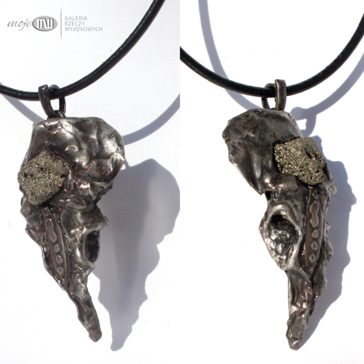 Bruxas-wisior-miedziany-gotycka-bizuteria-gothic-ptak-czaszka-ptaka-piryt-recznie-robione-handmade-bizuteria-autorska-poganska-rustykalny-surowy