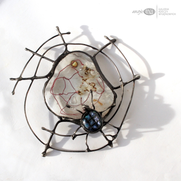 arachne-zawieszka-pajak-na-pajeczynie-szklo-bezbarwne-dichroiczne-miedz-cyna-dekor-do-powieszenia