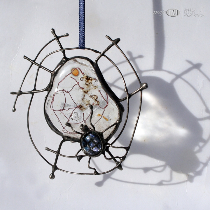 arachne-zawieszka-pajak-na-pajeczynie-szklo-bezbarwne-dichroiczne-miedz-cyna-dekor-do-powieszenia